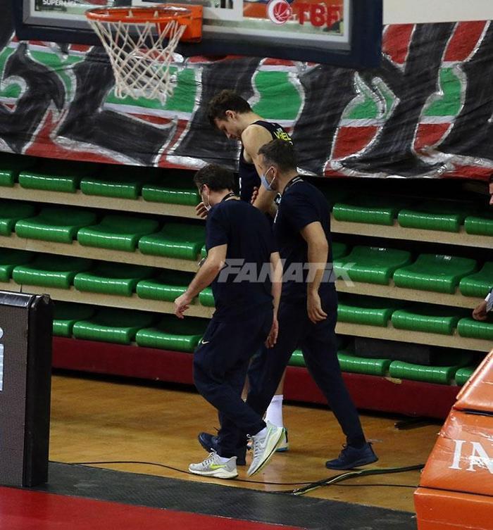 Pınar Karşıyaka - Fenerbahçe Beko maçında gergin anlar