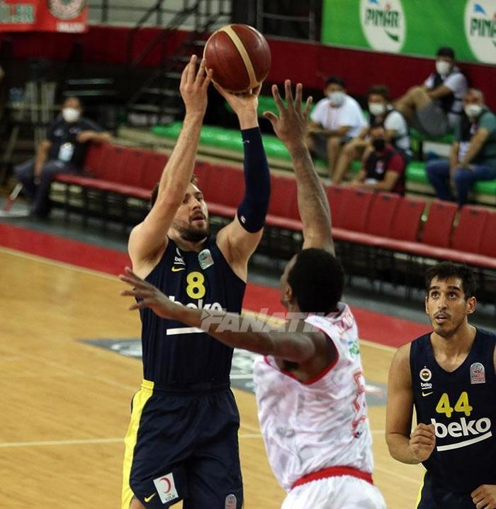 Pınar Karşıyaka - Fenerbahçe Beko maçında gergin anlar