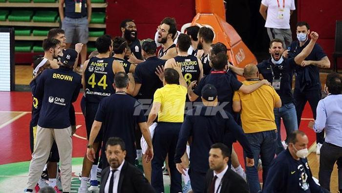 Pınar Karşıyaka - Fenerbahçe Beko maçında gergin anlar