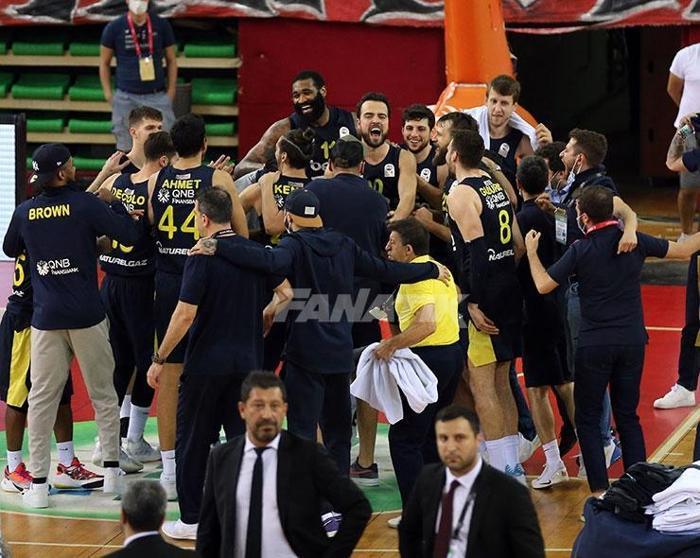 Pınar Karşıyaka - Fenerbahçe Beko maçında gergin anlar