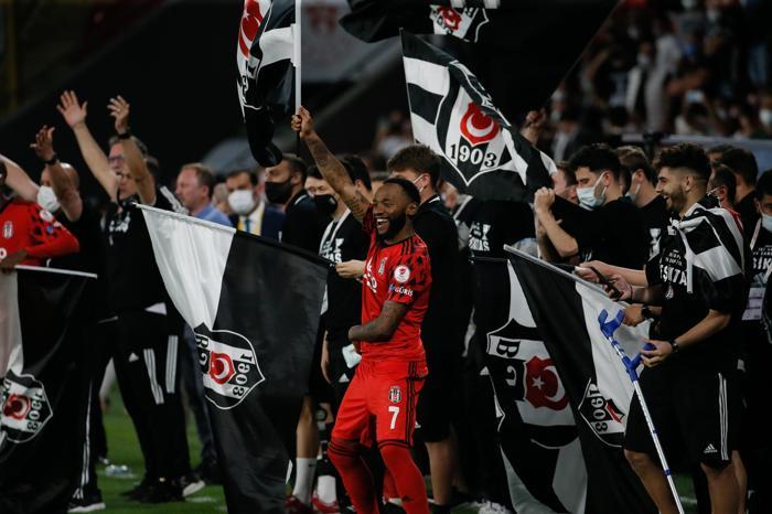 Şampiyon Beşiktaş kupasına kavuştu İşte kare kare o anlar...