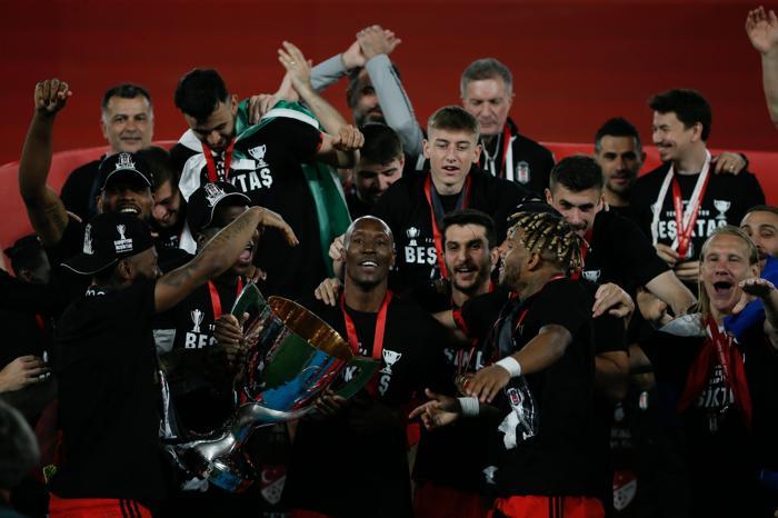 Şampiyon Beşiktaş kupasına kavuştu İşte kare kare o anlar...