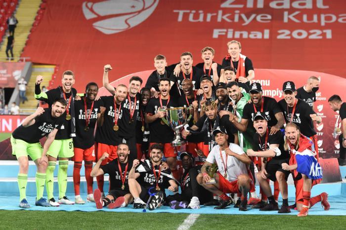 Şampiyon Beşiktaş kupasına kavuştu İşte kare kare o anlar...