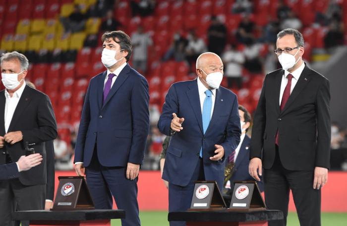 Şampiyon Beşiktaş kupasına kavuştu İşte kare kare o anlar...