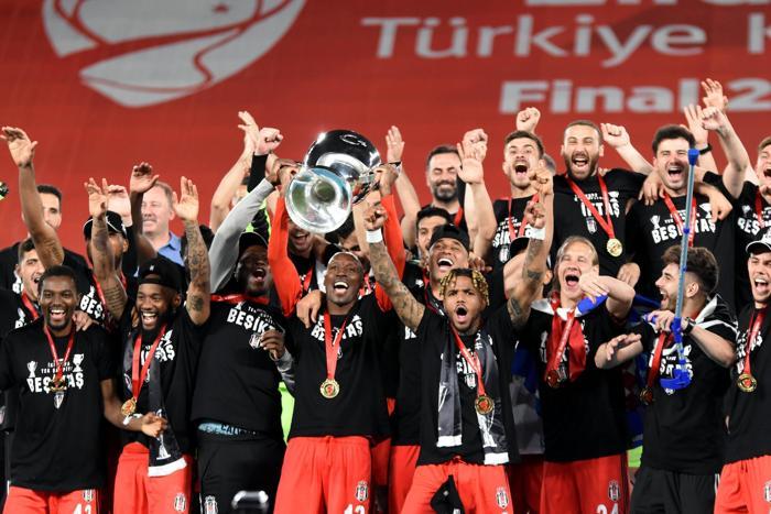 Şampiyon Beşiktaş kupasına kavuştu İşte kare kare o anlar...