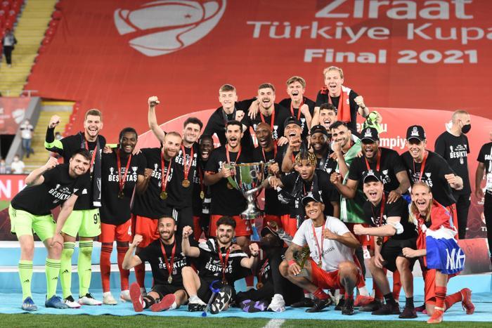 Şampiyon Beşiktaş kupasına kavuştu İşte kare kare o anlar...
