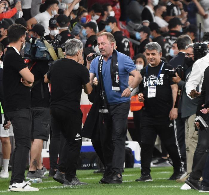 Şampiyon Beşiktaş kupasına kavuştu İşte kare kare o anlar...