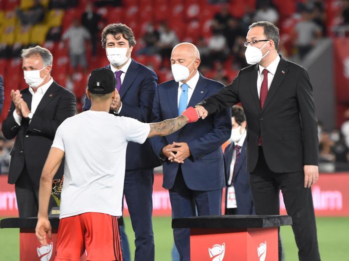 Şampiyon Beşiktaş kupasına kavuştu İşte kare kare o anlar...