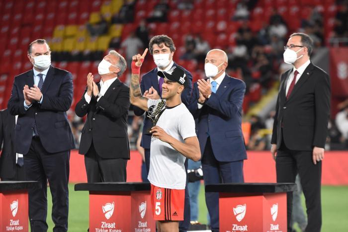 Şampiyon Beşiktaş kupasına kavuştu İşte kare kare o anlar...