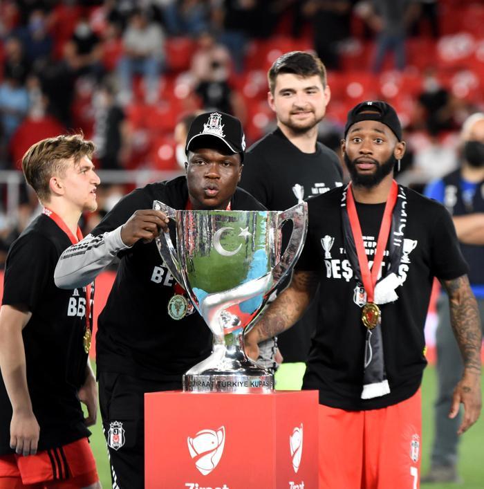 Şampiyon Beşiktaş kupasına kavuştu İşte kare kare o anlar...