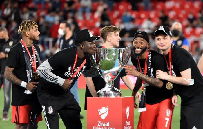 Şampiyon Beşiktaş kupasına kavuştu İşte kare kare o anlar...