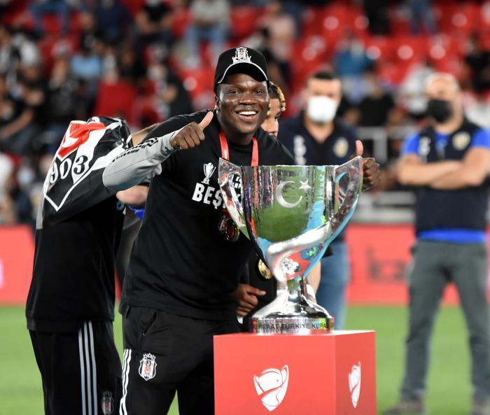 Şampiyon Beşiktaş kupasına kavuştu İşte kare kare o anlar...
