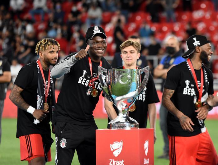 Şampiyon Beşiktaş kupasına kavuştu İşte kare kare o anlar...