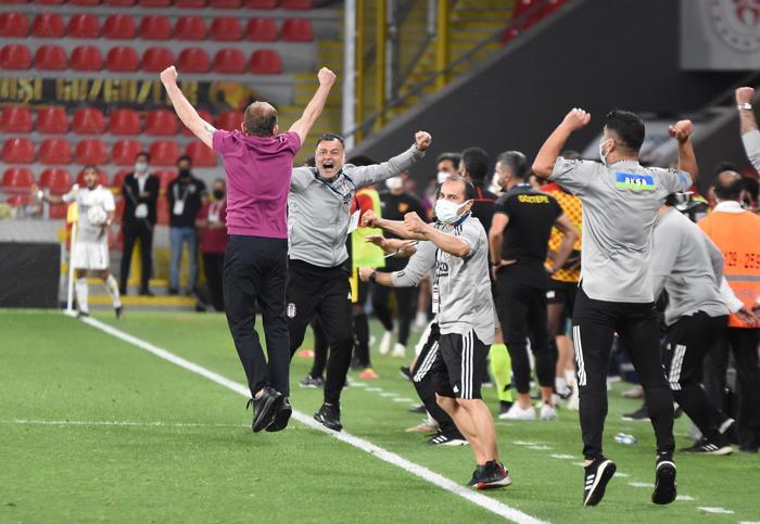 Şampiyon Beşiktaşta Sergen Yalçın ve Ahmet Nur Çebi omuzlarda İşte o anlar...