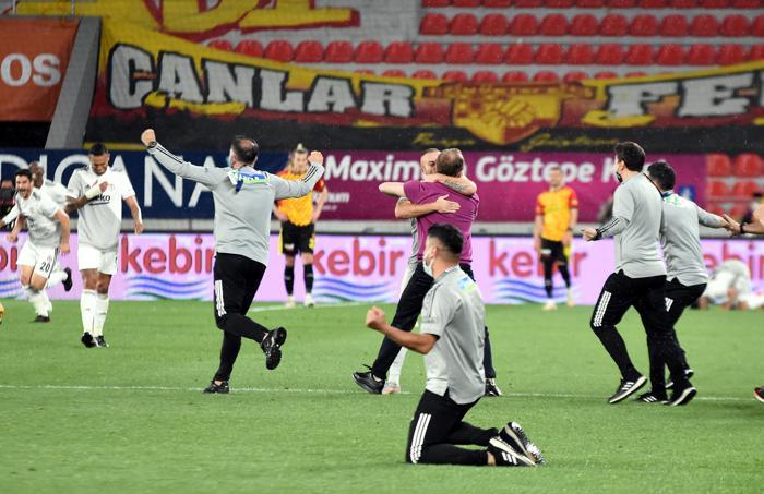 Şampiyon Beşiktaşta Sergen Yalçın ve Ahmet Nur Çebi omuzlarda İşte o anlar...