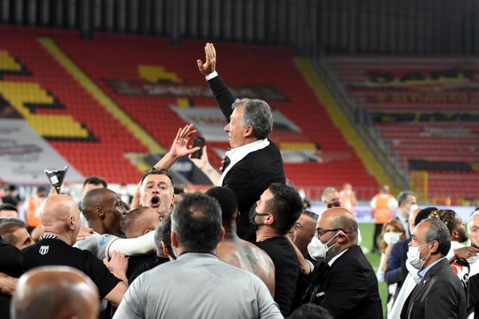 Şampiyon Beşiktaşta Sergen Yalçın ve Ahmet Nur Çebi omuzlarda İşte o anlar...