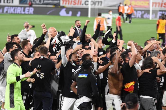 Şampiyon Beşiktaşta Sergen Yalçın ve Ahmet Nur Çebi omuzlarda İşte o anlar...