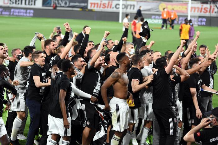 Şampiyon Beşiktaşta Sergen Yalçın ve Ahmet Nur Çebi omuzlarda İşte o anlar...