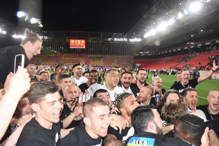 Şampiyon Beşiktaşta Sergen Yalçın ve Ahmet Nur Çebi omuzlarda İşte o anlar...