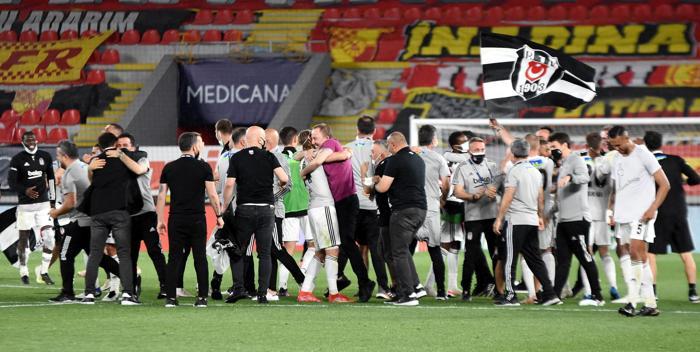 Şampiyon Beşiktaşta Sergen Yalçın ve Ahmet Nur Çebi omuzlarda İşte o anlar...