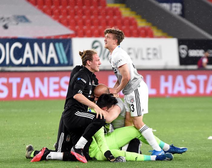 Şampiyon Beşiktaşta Sergen Yalçın ve Ahmet Nur Çebi omuzlarda İşte o anlar...