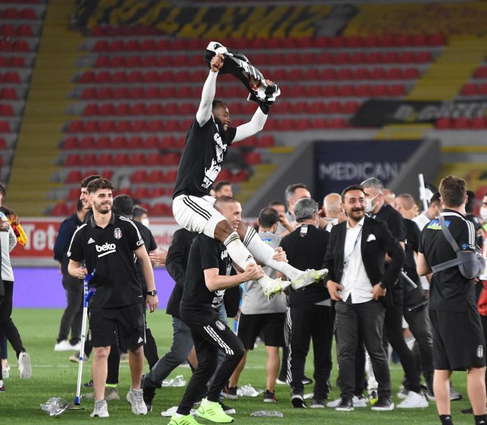 Şampiyon Beşiktaşta Sergen Yalçın ve Ahmet Nur Çebi omuzlarda İşte o anlar...