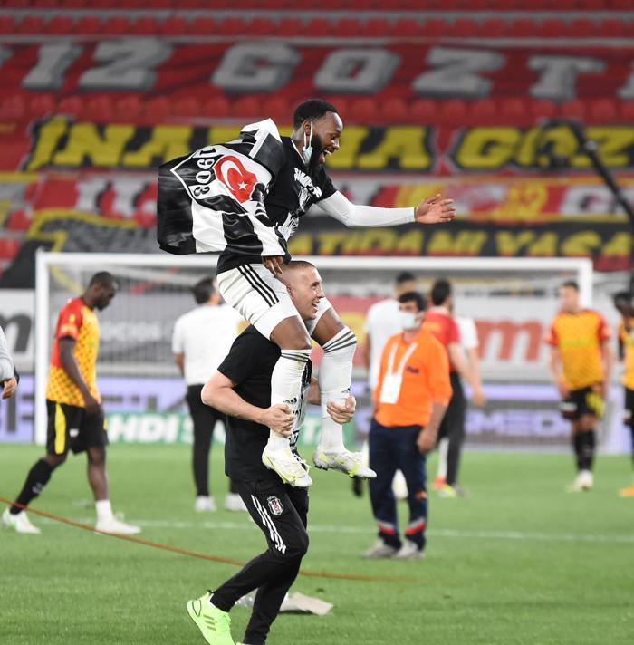 Şampiyon Beşiktaşta Sergen Yalçın ve Ahmet Nur Çebi omuzlarda İşte o anlar...