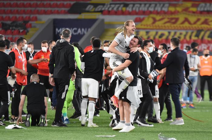 Şampiyon Beşiktaşta Sergen Yalçın ve Ahmet Nur Çebi omuzlarda İşte o anlar...