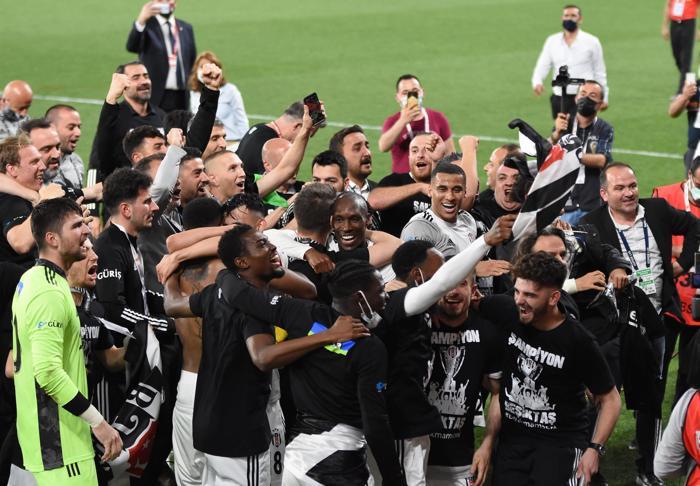Şampiyon Beşiktaşta Sergen Yalçın ve Ahmet Nur Çebi omuzlarda İşte o anlar...