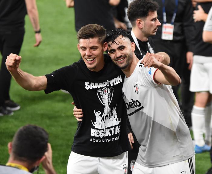 Şampiyon Beşiktaşta Sergen Yalçın ve Ahmet Nur Çebi omuzlarda İşte o anlar...
