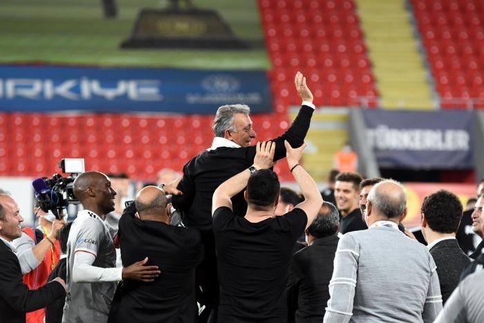 Şampiyon Beşiktaşta Sergen Yalçın ve Ahmet Nur Çebi omuzlarda İşte o anlar...