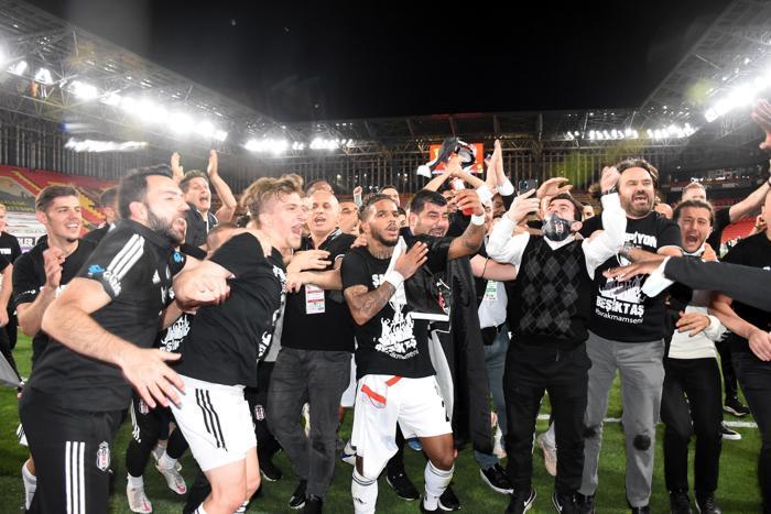 Şampiyon Beşiktaşta Sergen Yalçın ve Ahmet Nur Çebi omuzlarda İşte o anlar...