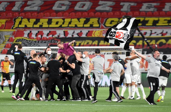 Şampiyon Beşiktaşta Sergen Yalçın ve Ahmet Nur Çebi omuzlarda İşte o anlar...