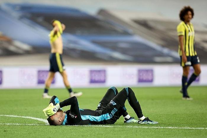 Sivasspor maçının ardından Fenerbahçeli futbolcular yıkıldı