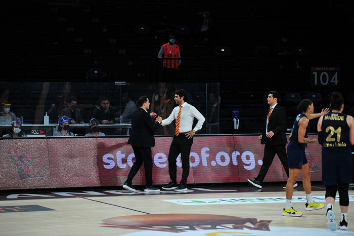 Şampiyon Fenerbahçe, kupayı aldı Başkan Ali Koçun yanına gitti
