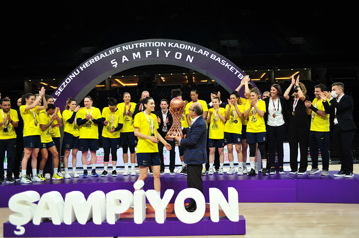 Şampiyon Fenerbahçe, kupayı aldı Başkan Ali Koçun yanına gitti