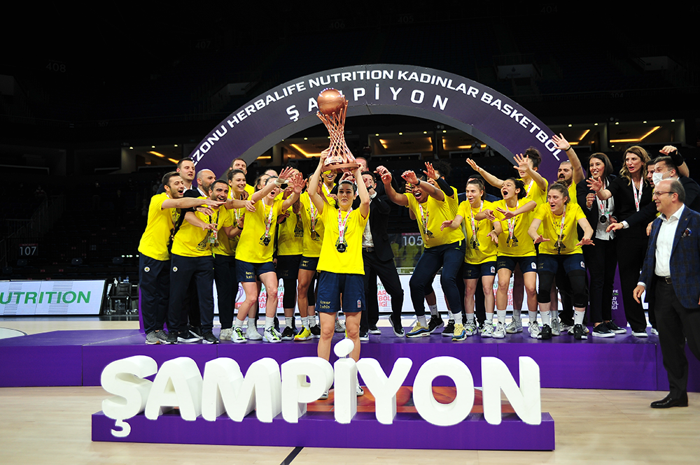 Şampiyon Fenerbahçe, kupayı aldı Başkan Ali Koçun yanına gitti