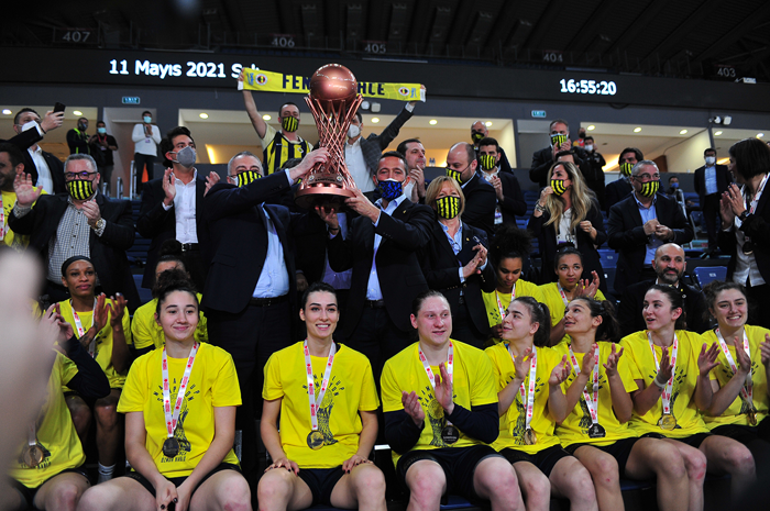 Şampiyon Fenerbahçe, kupayı aldı Başkan Ali Koçun yanına gitti