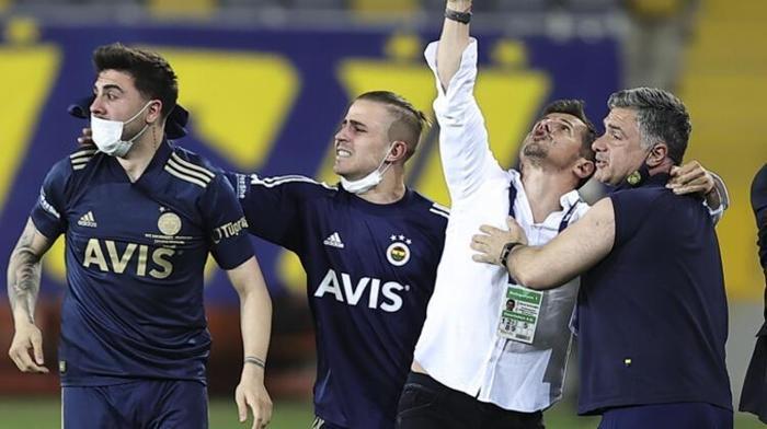 Fenerbahçede 3 yıllık imza Yeni sezonda teknik direktör...