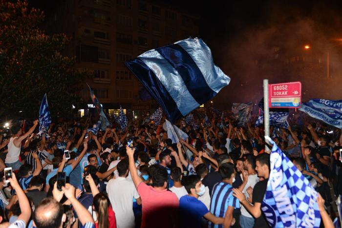 Adana Demirspor Süper Lige yükseldi, Adana sokağa döküldü İşte o anlar...