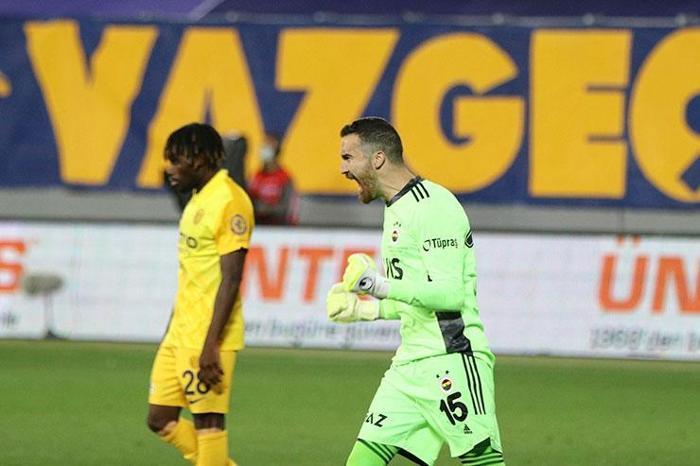 Fenerbahçede son dakika golü ile gelen büyük sevinç Emre Belözoğlu...