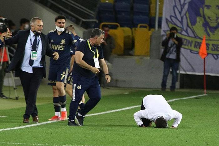 Fenerbahçede son dakika golü ile gelen büyük sevinç Emre Belözoğlu...