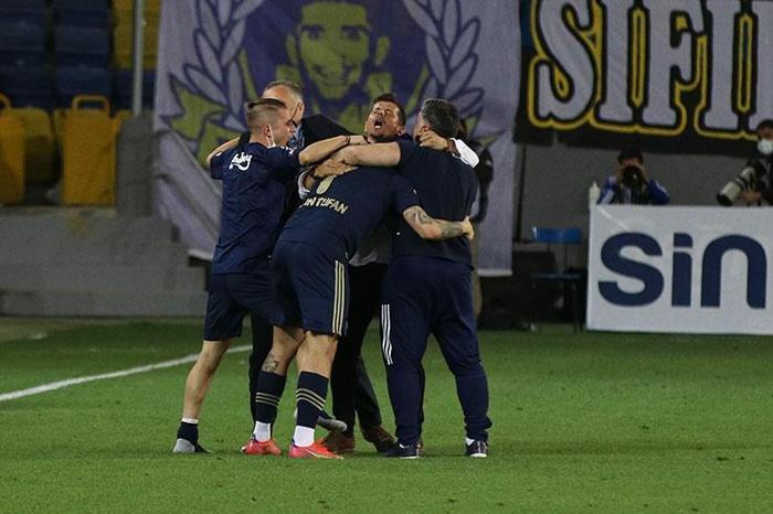Fenerbahçede son dakika golü ile gelen büyük sevinç Emre Belözoğlu...