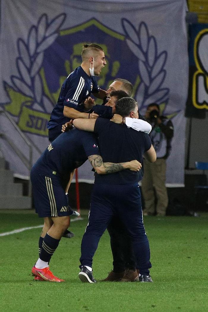 Fenerbahçede son dakika golü ile gelen büyük sevinç Emre Belözoğlu...