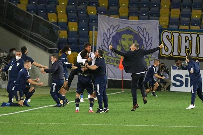 Fenerbahçede son dakika golü ile gelen büyük sevinç Emre Belözoğlu...