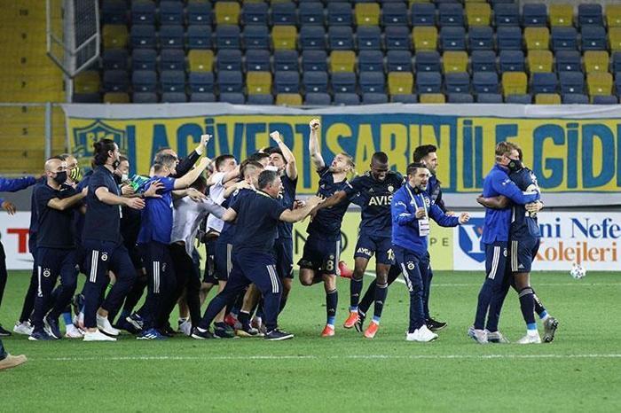 Fenerbahçede son dakika golü ile gelen büyük sevinç Emre Belözoğlu...