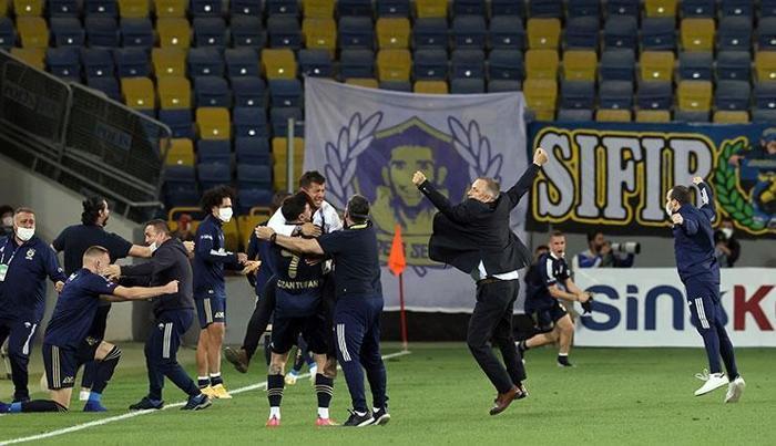 Fenerbahçede son dakika golü ile gelen büyük sevinç Emre Belözoğlu...