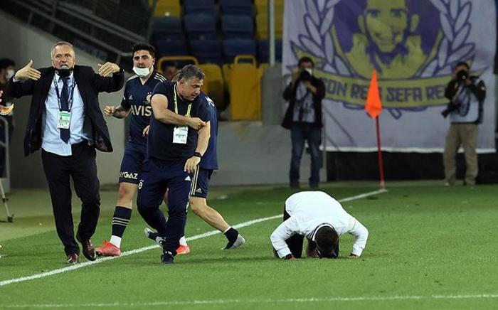 Fenerbahçede son dakika golü ile gelen büyük sevinç Emre Belözoğlu...