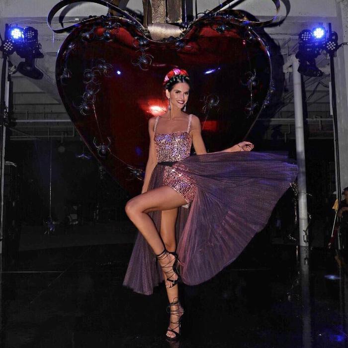 Izabel Goulart nefesleri kesiyor