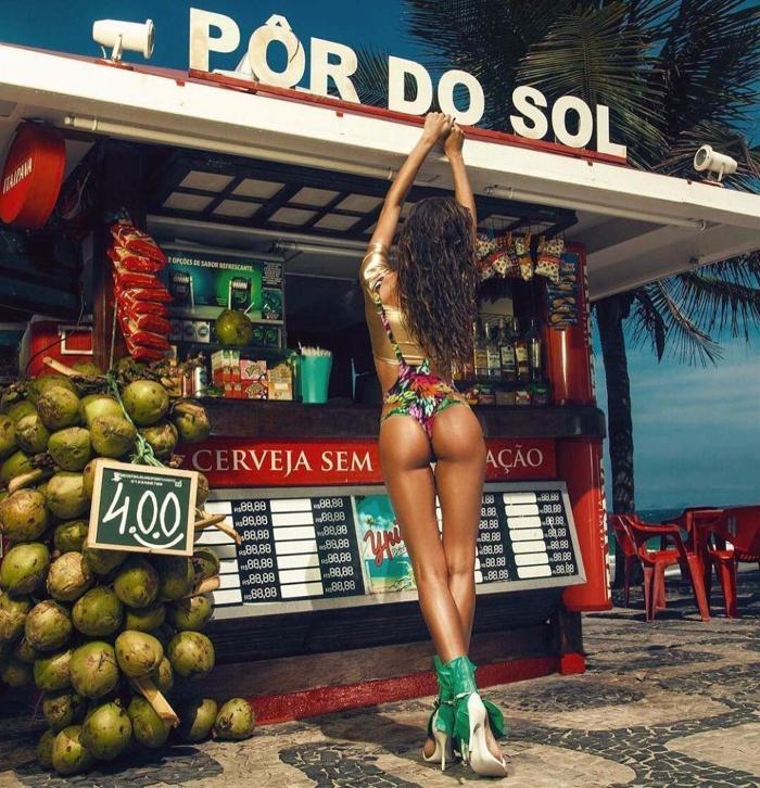 Izabel Goulart nefesleri kesiyor